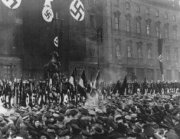 A Berlin, des milliers de dignitaires du Parti, membres des Jeunesses hitlériennes (Hitlerjugend), et des dirigeants du Service du travail prêtent un serment de loyauté lu par Rudolf Hess à Munich et diffusé dans toute l’Allemagne. Berlin, Allemagne, 25 février 1934.