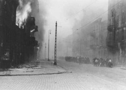 Jürgen Stroop SS-vezérőrnagy jelentéséből származó fénykép, amely a gettólázadás német leverése után ábrázolja a varsói gettót. A jobb oldalon zsidók láthatók egy sorban, akiket deportálás céljából szálítanak el a gettóból. Varsó, Lengyelország, 1943. április–május