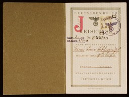 As autoridades da polícia alemã emitiram este passaporte para Erna "Sara" Schelesinger, em 8 de julho de 1939, em Berlim. A primeira página do passaporte exemplifica como as leis alemãs facilitavam a identificação dos judeus na Alemanha. A partir de 1938, as leis alemãs exigiam que as mulheres judias utilizassem o nome do meio "Sara" em todos os documentos oficiais. Os homens judeus tinham de adicionar o nome "Israel". A letra “J” (de “Jude”, que significa “Judeu” em alemão) era estampada em vermelho nos passaportes dos judeus de nacionalidade alemã. Erna Schlesinger emigrou para os Estados Unidos em 1939.