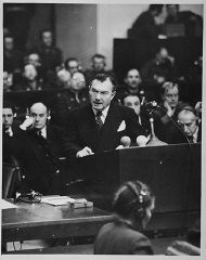 Jaksa Agung AS Robert H. Jackson menyampaikan pidato sambutannya. 21 November 1945.