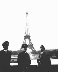 آدولف هیتلر و معمار اختصاصی او، آلبرت اسپیر، در پاریس، اندکی بعد از سقوط فرانسه. پاريس، فرانسه، 23 ژوئن سال 1940.
