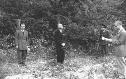 L’ancien Premier ministre roumain Ion Antonescu (au centre) avant son exécution pour crimes de guerre. Camp de Jivava, près de Bucarest, Roumanie, 1er juin 1946.