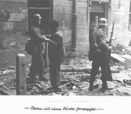 Combatiente de la resistencia judía capturado. Durante el levantamiento del ghetto de Varsovia, los soldados alemanes lo obligaron a salir del búnker donde se encontraba escondido. Varsovia, Polonia, entre el 19 de abril y el 16 de mayo de 1943.