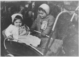 Enfant portant l’insigne juif obligatoire. Le “Z” représente le mot “Juif” (Zidov) en croate. Yougoslavie, après le 22 mai 1941.