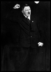 Hitler cultivou cuidadosamente sua imagem [visual] como líder do Partido Nazista ao compreender o valor da fotografia como instrumento de publicidade. Heinrich Hoffmann, fotógrafo oficial de Hitler, criou imagens fundamentais para o crescente "culto ao Führer". Em 1927, Hoffmann tirou esta foto de Hitler ensaiando oratória.