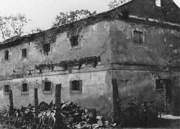 موقع حيث أطلقت قوات الأمن الخاصة النار على 45 سجين من 48 متبقين قبل حرق الجثث بخيلمنو. وتمكن ثلاثة سجناء من الهرب. خيلمنو, بولندا, 1945.