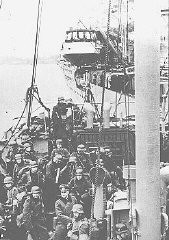 Les troupes allemandes arrivant en Norvège par bateau se préparent à débarquer au cours de l’invasion allemande de la Norvège. 3 mai 1940.