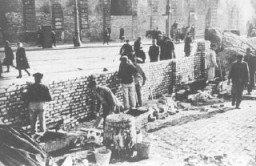 Judeus trabalhando na construção de um muro ao redor da área do gueto de Varsóvia. Os alemães anunciaram a construção de um gueto em outubro de 1940 e o isolaram do resto de Varsóvia em meados de novembro de 1940.