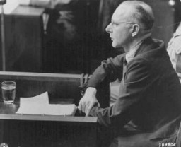 Victor Brack, um dos médicos nazistas em julgamento por haver realizado experiências "médicas" cruéis em prisioneiros do campo de concentração. Nuremberg, Alemanha, agosto de 1947.