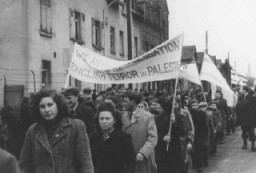 لاجئون يحتجون على سياسة الهجرة البريطانية في فلسطين. محتشد تسايلسهايم للمشردين داخليا. ألمانيا ما بين 1945 و1948.