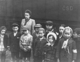 Orphelins juifs polonais, sous la protection temporaire de l’UNRRA (Administration des Nations Unies pour les secours et la reconstruction), se rendant en France et en Belgique. Prague, Tchécoslovaquie, 1946.