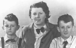 Eduard, Elisabeth, and Alexander Hornemann. The boys, victims of tuberculosis medical experiments at Neuengamme concentration camp, were murdered shortly before liberation. Elisabeth died of typhus in Auschwitz. The Netherlands, prewar.
