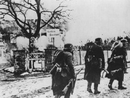 Des troupes allemandes traversent un village au cours de l’invasion de la Norvège. Norvège, pendant la guerre.