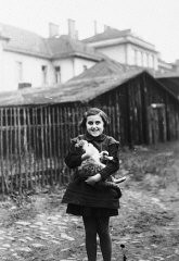 Fotografía de la preguerra de Kitty Weichherz. Esta fotografía fue tomada de un diario de la vida de Kitty escrito por su padre, Bela Weichherz (después del nacimiento de Kitty en diciembre de 1929, Bela llevó un diario de la vida de su hija hasta que la deportaron). Kitty y todos sus familiares más cercanos murieron. Los dos diarios de Bela fueron recuperados después de la guerra. Checoslovaquia, entre 1934 y 1937.