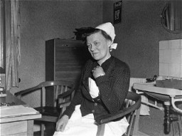 Porträt von Irmgard Huber, Oberschwester in der Euthanasie-Tötungsanstalt Hadamar, in ihrem Büro. Das Foto wurde von einem amerikanischen Militärfotografen am 7. April 1945 aufgenommen.