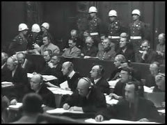 Обвиняемые на скамье подсудимых Международного военного трибунала в Нюрнберге.