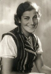 Studio portrait of Chava Leichter, murdered in the Treblinka killing center in 1942 at the age of 25. Her brother Chaim emigrated to Palestine in 1937 on the boat Polania. He served in the British army in Libya during the war. This photograph was taken in 1939.