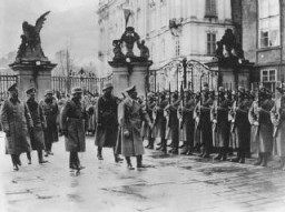 Adolf Hitler passe ses troupes en revue dans le château de Prague le jour de l’occupation de la ville. Prague, Tchécoslovaquie, 15 mars 1939.