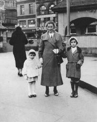 آنه فرانک همراه با مادر و خواهرش. فرانکفورت، آلمان، ۱۹۳۳.