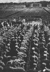 1935 Nazi Parti Kongresi'ndeki konuşmacı podyumunun arka kısmında SA bayraktarları dizisi. Eylül 1935, Nuremberg, Almanya