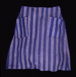 Hana Müller átalakította az auschwitzi koncentrációs táborban 1944-ben kapott szoknyát, és a szegélyből zsebeket készített.