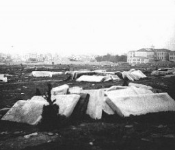 Άποψη του κατεστραμμένου εβραϊκού νεκροταφείου στην κατεχόμενη από τη Γερμανία Θεσσαλονίκη. Οι ταφόπλακες θα χρησιμοποιηθούν ως οικοδομικά υλικά. Θεσσαλονίκη, μετά τις 6 Δεκεμβρίου 1942.