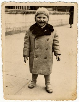 Retrato em close-up de Dawid Samoszul, tirada na rua, provavelmente em Piotrkow Trybunalski, na Polônia, em alguma data dentre os anos de 1936 e 1939.
Dawid foi assassinado no campo de Treblinka aos nove anos de idade. 
 