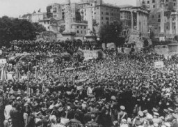 Migliaia di persone si radunano ai Fori Romani per ascoltare un discorso del capo del Fascismo, Benito Mussolini. Roma, Italia, 12 aprile 1934.