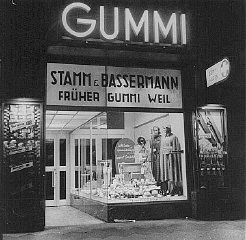 “Aryanisation” des commerces appartenant aux Juifs : la propriété d’un magasin appartenant antérieurement à un Juif (Gummi Weilqui a été exproprié) est transférée à des non-juifs (Stamm et Bassermann). Francfort, Allemagne, 1938.