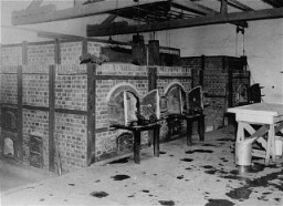 O crematório do campo de concentração de Dachau, logo após a libertação do campo. Alemanha, foto posterior a 29 de abril de 1945.