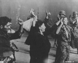 Orang Yahudi yang tertangkap dalam pemberontakan di ghetto Warsawa. Warsawa, Polandia, 19 April-16 Mei 1943.