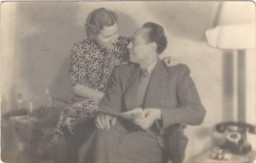 Dr. Mohamed Helmy dan istrinya, Emmi Ernst. Selama era Nazi, mereka dilarang menikah karena Dr. Helmy bukan orang Arya. Mereka akhirnya dapat menikah setelah Perang Dunia II berakhir. 