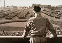 Adolf Hitler spricht auf einer SA-Kundgebung. Dortmund im Jahr 1933.  