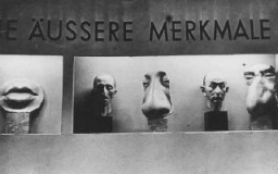 A l’exposition nazie de propagande antijuive “Der ewige Jude” (Le Juif errant), un stand affiche les “caractéristiques extérieures typiques du Juif.” Munich, Allemagne, novembre 1937.