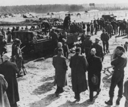 Après la libération du camp de Bergen-Belsen, des soldats britanniques forcèrent les maires allemands des villages alentours à voir les fosses communes. Bergen-Belsen, Allemagne, après le 15 avril 1945.