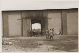 يفحص الجيش الأمريكي الموقع الوحشي بمدينة غاردليغن. ونرا في الخلف مواطنين ألمان يستخرجون جثث السجناء الذين دُفنوا في القبور الجماعية من قبل قوات الأمن الخاصة. ألمانيا, 18 أبريل 1945.