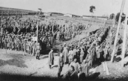 소련군 전쟁 포로가 수감된 로브노 수용소에서 수감자를 감시하는 독일군. 폴란드, 로브노, 1941년 6월 22일 이후.