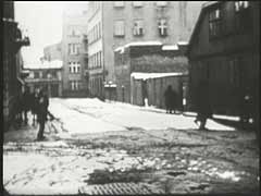 A német hadsereg 1939 szeptemberében szállta meg Lódz városát Lengyelországban. 1940. február elejétől a lódzi zsidókat erőszakkal egy kijelölt gettóterületre költöztették, amelyet 1940. április 30-án lezártak. Ez a német felvétel a lódzi gettóban télen uralkodó viszonyokat mutatja be. A tél tovább súlyosbította a gettók nehéz életkörülményeit, és kiapadtak a már eleve szűkös élelem- és tüzelőanyag-készletek.