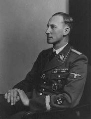 رائن ھارڈ ھیڈرش ایس ڈی (سیکورٹی سروس) کا سربراہ اور بوہیمیا اور موراویہ کا نازی گورنر تھا۔ جگہ نامعلوم، 1942