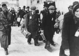 Déportation des Juifs slovaques. Les victimes portent des pièces de tissus et sont escortées par des gardes slovaques. Tchécoslovaquie, vers 1942.