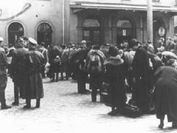 Deportación de judíos alemanes desde la estación de trenes de Hanau a Theresienstadt. Hanau, Alemania, 30 de mayo de 1942.