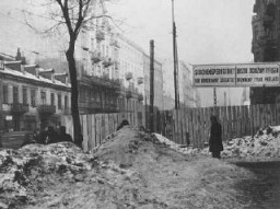 Entrada do gueto de Varsóvia. A placa diz: "Área de Quarentena Epidêmica: Permitido apenas o Tráfego Direto." Varsóvia, Polônia, fevereiro de 1941.
