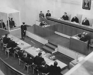 El acusado Adolf Eichmann de pie mientras el tribunal lo sentencia a muerte.