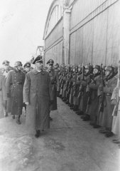 El jefe de las SS Heinrich Himmler revisa una unidad de la policía de las SS en Cracovia, Polonia, el 13 de marzo de 1942.