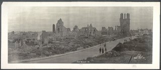 1919-es fénykép az I. világháború pusztításáról a belgiumi Ypres-ben.