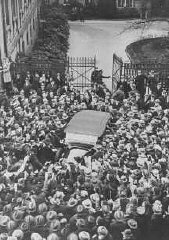 Толпа приветствует Адольфа Гитлера, когда его автомобиль покидает рейхсканцелярию после встречи с президентом Паулем фон Гинденбургом.
