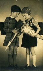Két zsidó kislány (Margot és Lotte Cassel, unokatestvérek), az első tanítási napjukra készülve a Németországhoz tartozó Wroclawban, kb.
