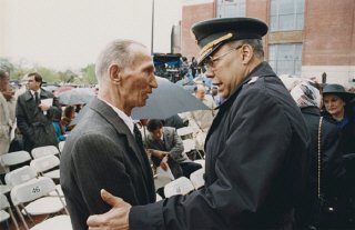 Jan Karski and General Colin Powell meet during the opening ceremonies of the US Holocaust Memorial Museum.