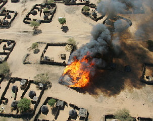 在苏丹简加韦得（Janjaweed）民兵掠夺并袭击了乌姆蔡法（Um Zeifa）村后，大火正吞噬着村舍。