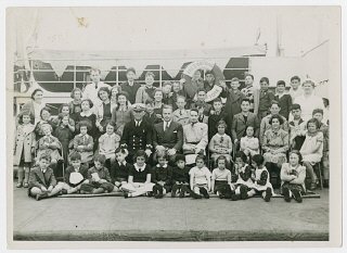 Gilbert and Eleanor Kraus with the fifty Austrian Jewish children they brought to the United States
